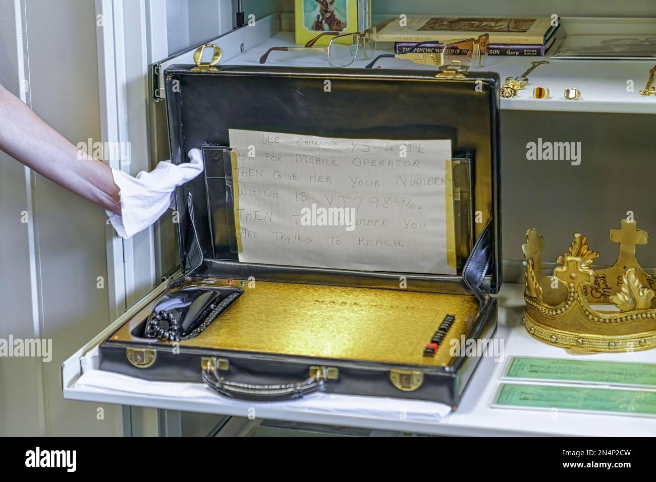 Il primo telefono cellulare di Elvis Presley in mostra durante un VIP Tour a Graceland, la sua casa a Memphis, Tennessee. Foto Stock