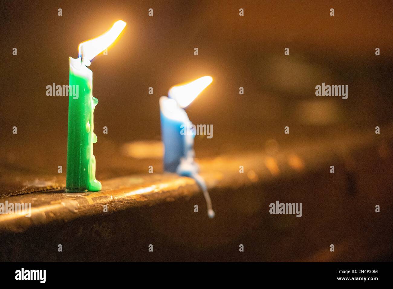 200 candele sono state poste sul Falmouth Moor per rappresentare i 200 bambini rifugiati scomparsi secondo l'Home Office negli hotel approvati dal governo. Foto Stock