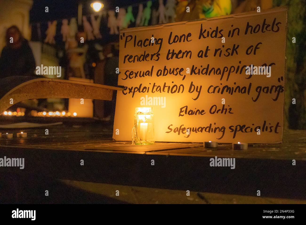 200 candele sono state poste sul Falmouth Moor per rappresentare i 200 bambini rifugiati scomparsi secondo l'Home Office negli hotel approvati dal governo. Foto Stock