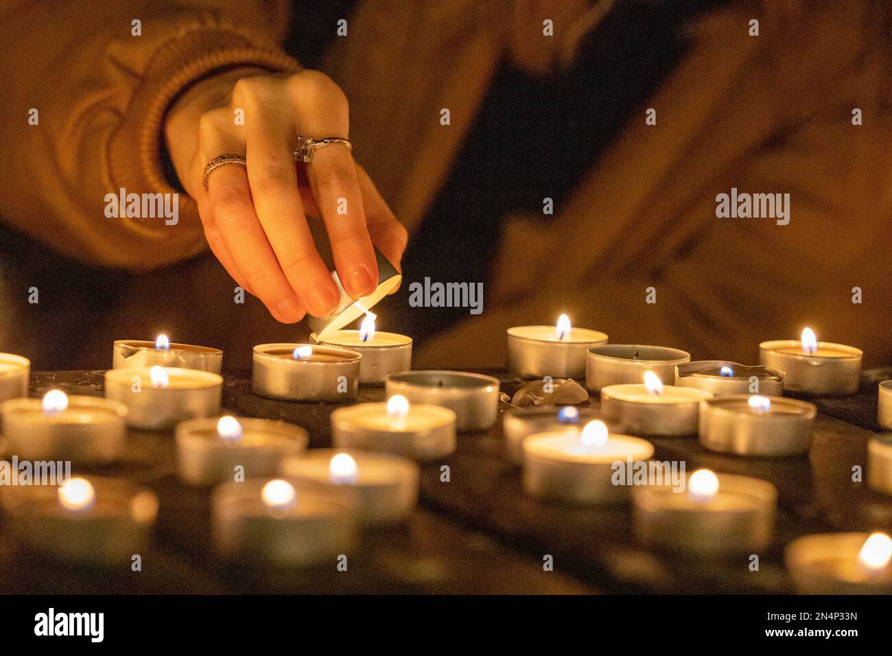 200 candele sono state poste sul Falmouth Moor per rappresentare i 200 bambini rifugiati scomparsi secondo l'Home Office negli hotel approvati dal governo. Foto Stock