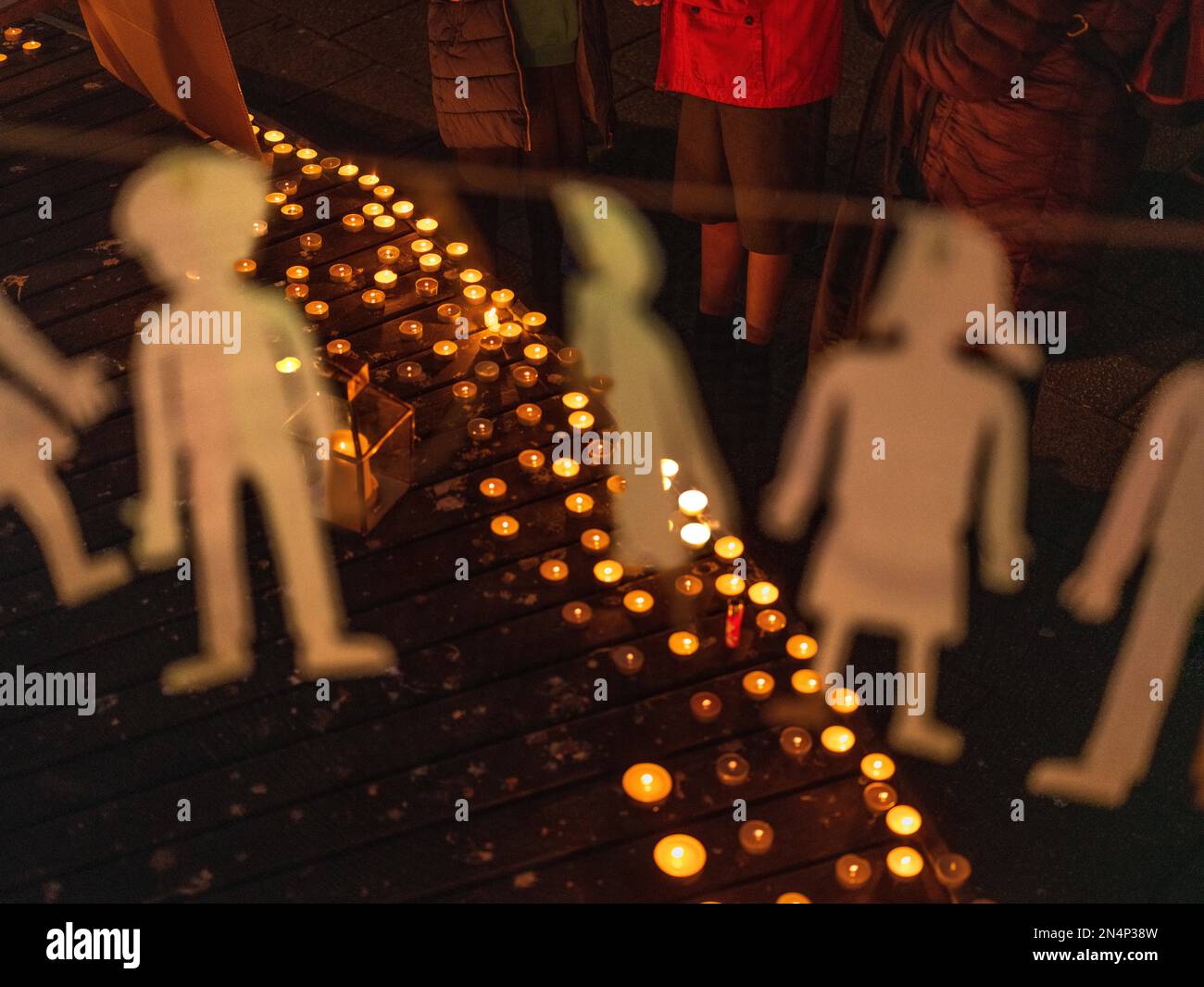 200 candele sono state poste sul Falmouth Moor per rappresentare i 200 bambini rifugiati scomparsi secondo l'Home Office negli hotel approvati dal governo. Foto Stock