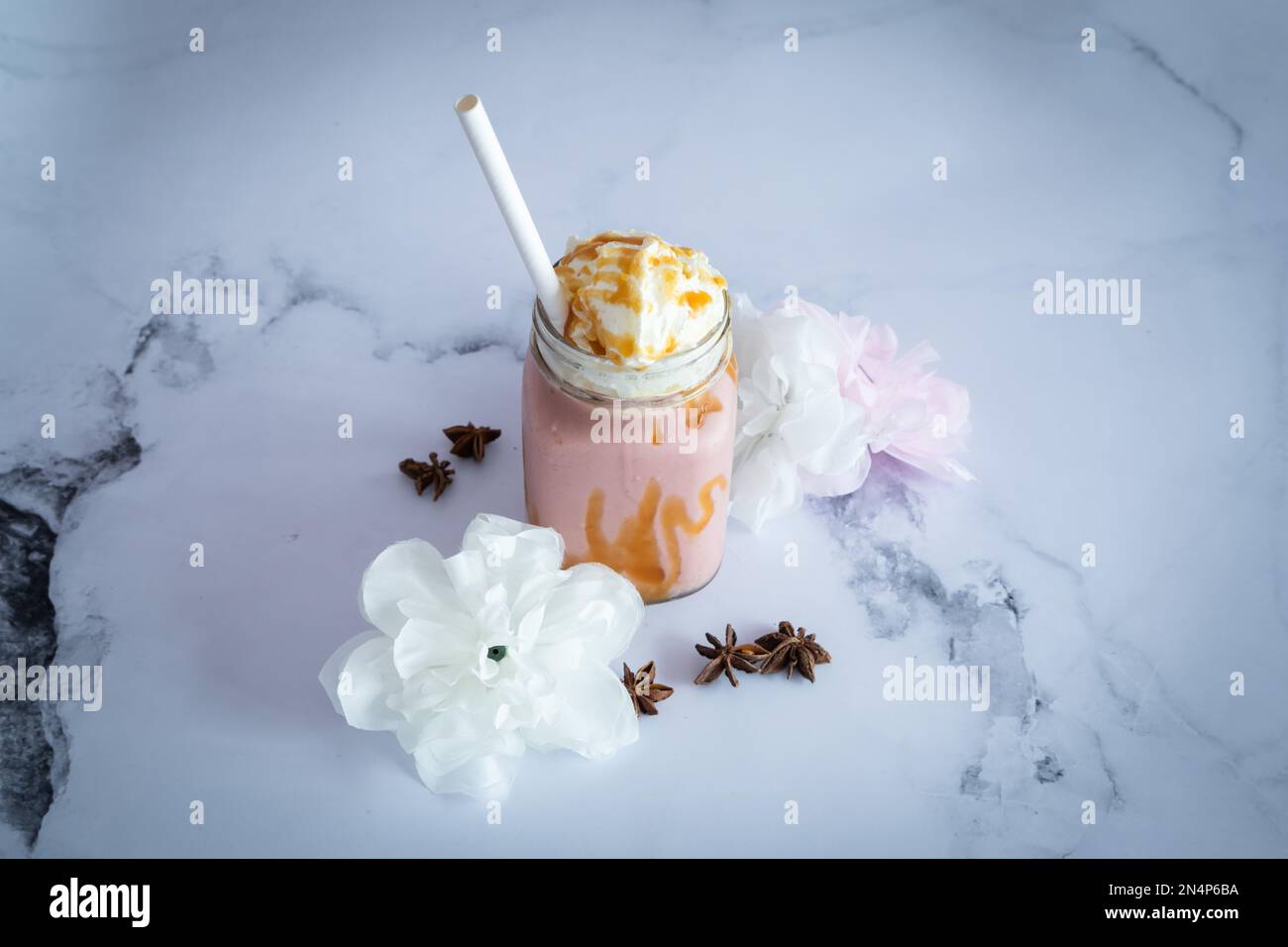 Strawberry Fresh Smootie su un tavolo di marmo pronto per essere mangiato Foto Stock