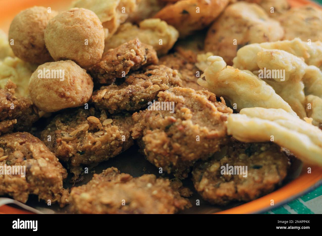 Spuntini locali da Ponorogo, Indonesia chiamato Lentho fatto da fagioli di tolo serviti con un altro gorengan includono pisang goreng, tofu e tempeh goreng. Foto Stock