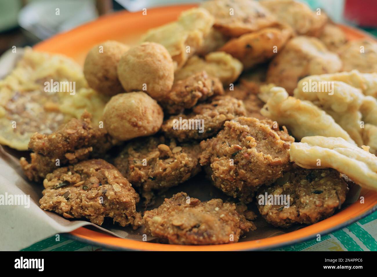 Spuntini locali da Ponorogo, Indonesia chiamato Lentho fatto da fagioli di tolo serviti con un altro gorengan includono pisang goreng, tofu e tempeh goreng. Foto Stock