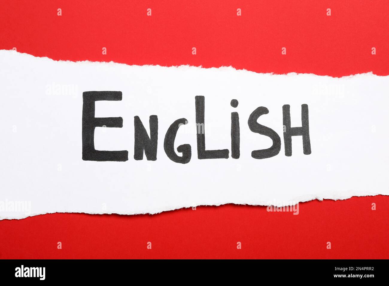 Carta con parola inglese su sfondo rosso, vista dall'alto Foto Stock
