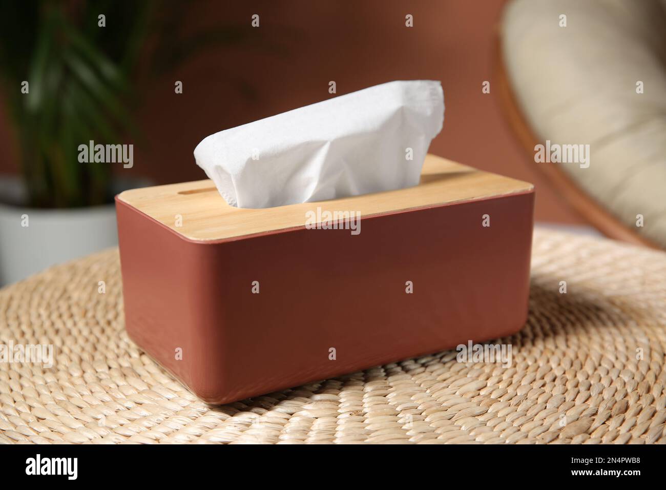 Scatola con fazzolettini di carta sul tavolo in camera, primo piano Foto Stock