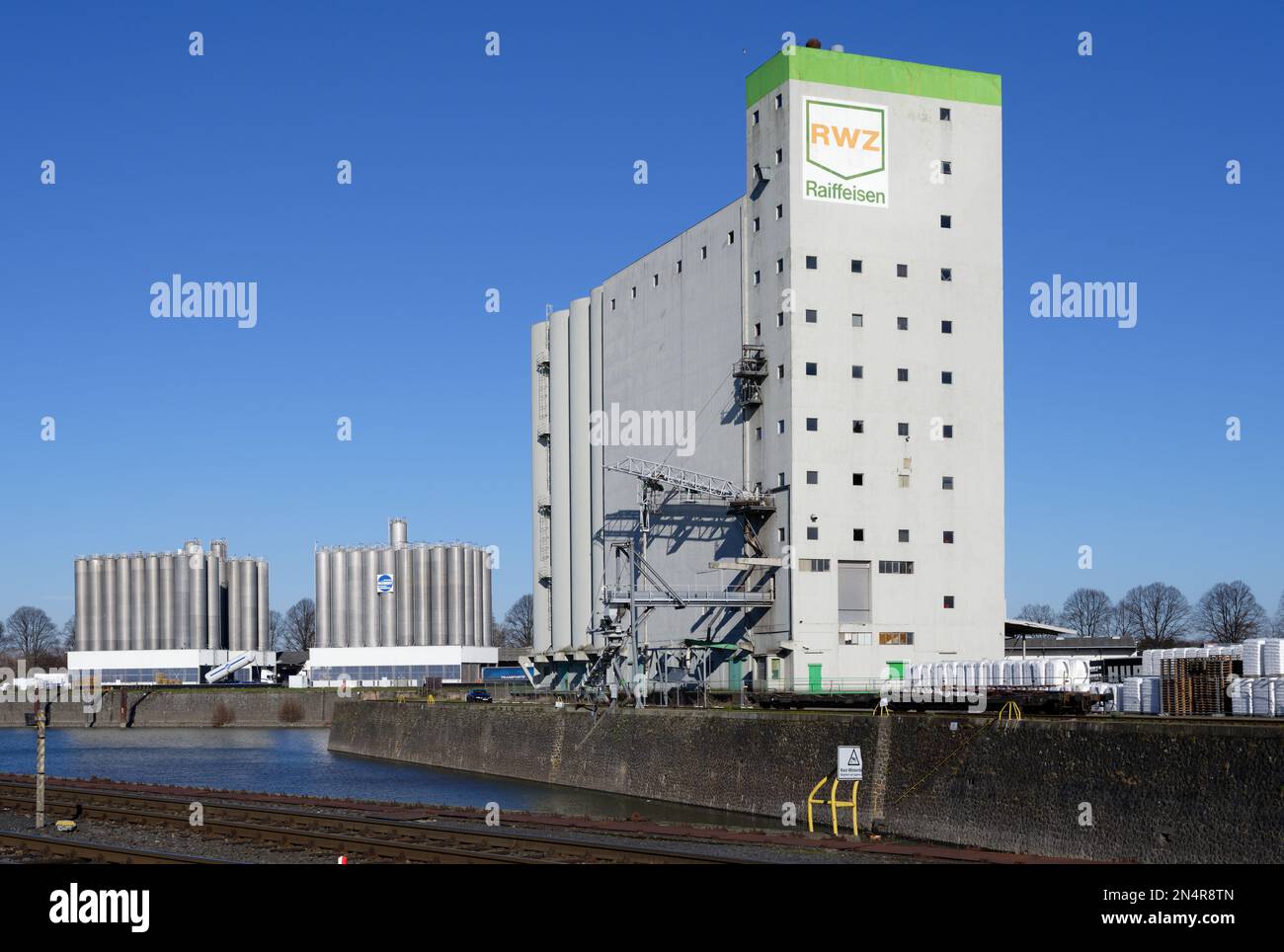 Colonia, Germania, febbraio 08 2023 : silo di grano da RWZ Raiffeisen nel porto di colonia niehl Foto Stock