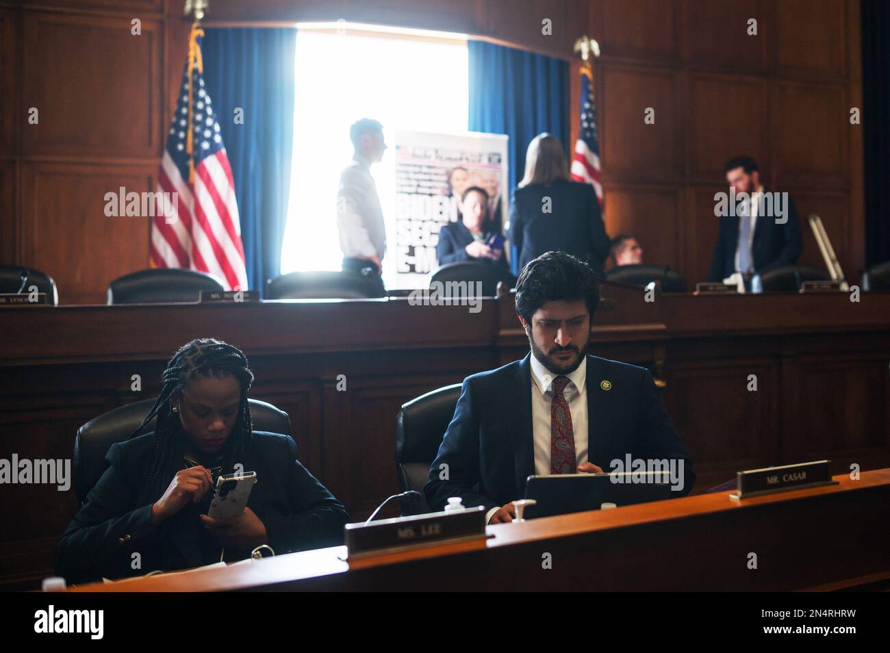 STATI UNITI Greg Casar, D-TX. E U.S. Summer Lee, D-PA., sono visti durante una pausa come gli Stati Uniti Il Comitato della Camera per la supervisione e la responsabilità conduce un'audizione intitolata "Protecting Speech from Government Interference and Social Media Bias, Part 1: Twitter's role in repressing the Biden laptop Story". Nel Rayburn House Office Building a Capitol Hill a Washington, DC, mercoledì 08 febbraio 2023. (Foto di Craig Hudson/Sipa USA) Credit: Sipa USA/Alamy Live News Foto Stock