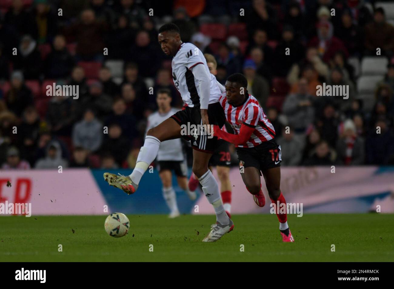 Sunderland, Regno Unito. 8th febbraio 2023Sunderland Abdoullah Ba non può ottenere in giro Fulham FC Tosin Adarabioyo durante la fa Cup 4th Round Replay tra Sunderland e Fulham allo Stadio di luce, Sunderland mercoledì 8th febbraio 2023. (Foto: Scott Llewellyn | NOTIZIE MI) Credit: NOTIZIE MI & Sport /Alamy Live News Foto Stock