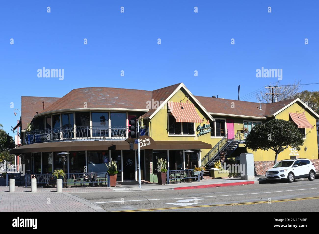 HUNTINGTON BEACH, CALIFORNIA - 7 FEB 2023: Cucina Alessa un ristorante italiano sulla Main Street a Huntington Beach. Foto Stock