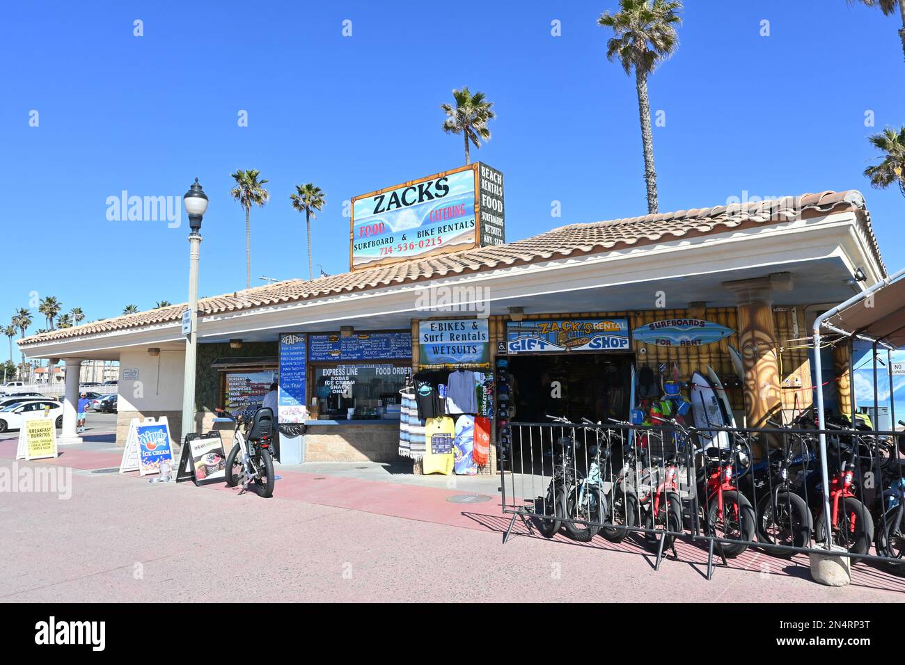 HUNTINGTON BEACH, CALIFORNIA - 7 FEB 2023: Zacks Rentals e snack Bar al molo di Huntington Beach. Foto Stock
