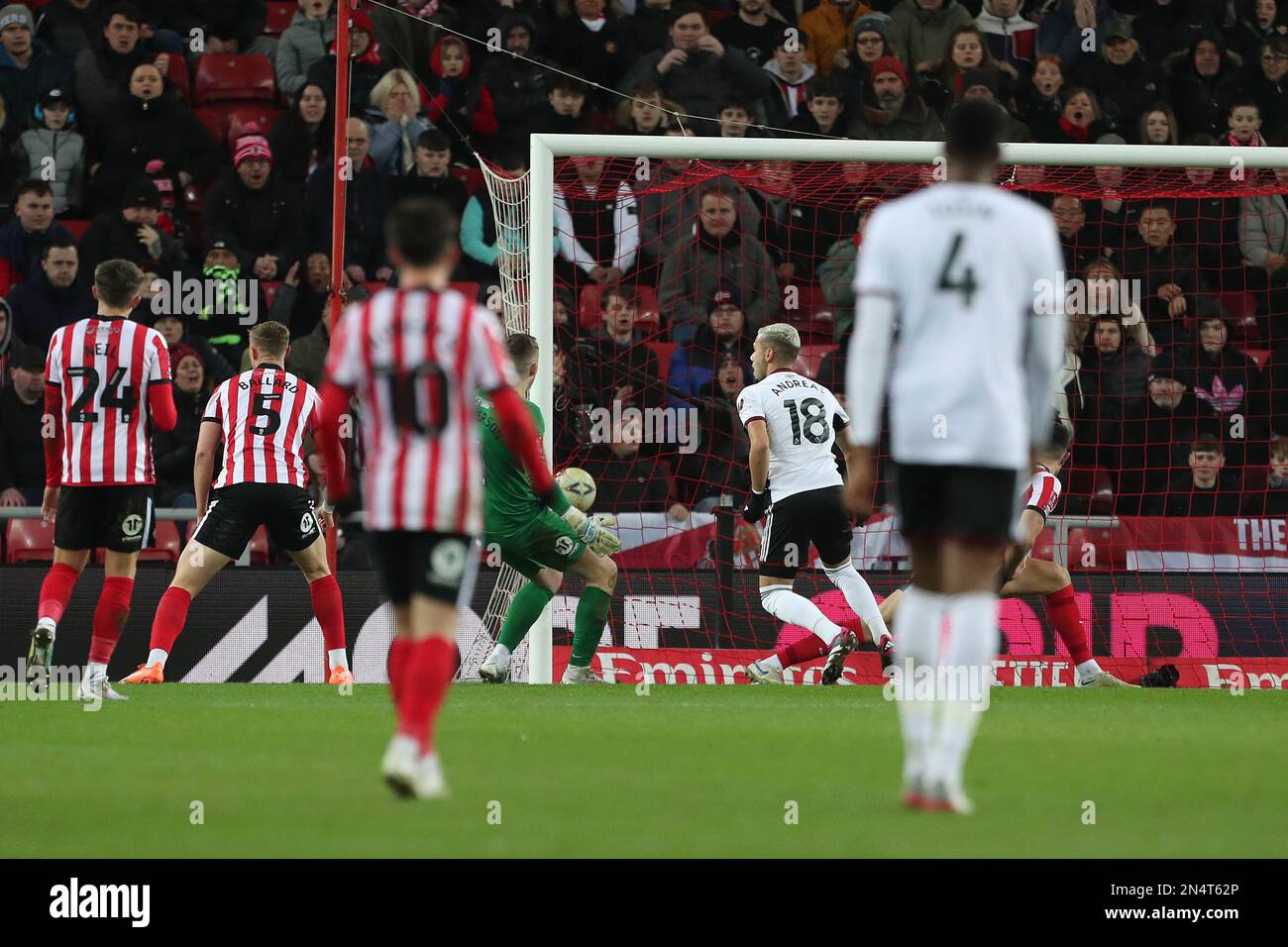 Sunderland, Regno Unito. 8th febbraio 2023Fulham Andreas Pereira segna il secondo gol durante il replay della fa Cup Fourth Round tra Sunderland e Fulham allo Stadium of Light di Sunderland mercoledì 8th febbraio 2023. (Foto: Mark Fletcher | NOTIZIE MI) Credit: NOTIZIE MI & Sport /Alamy Live News Foto Stock