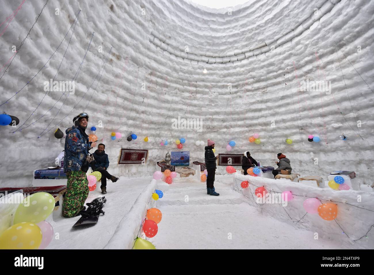 Srinagar, India. 08th Feb, 2023. Visitatori visti al caffè. Un igloo cafè, che si ritiene sia il più grande del mondo, è venuto in su alla famosa stazione sciistica di Gulmarg in Jammu e Kashmir. Con un'altezza di 112 metri (40 piedi) e un diametro di 12,8 metri (42 piedi), creatore dell'igloo, ha affermato che era il più grande caffè del mondo del suo genere. Ci sono voluti 20 giorni per completarlo con 25 persone che lavorano giorno e notte, ha detto, aggiungendo che ci sono voluti 1.700 giorni-uomo per completare il progetto. (Foto di Mubashir Hassan/Pacific Press) Credit: Pacific Press Media Production Corp./Alamy Live News Foto Stock