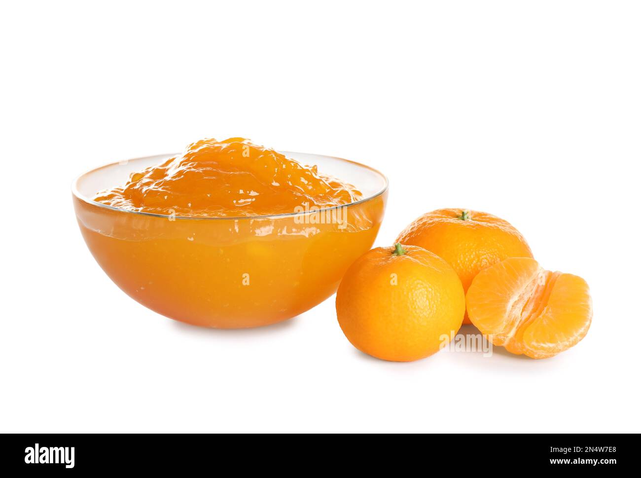 Ciotola di gustosa marmellata e di tangerini freschi su sfondo bianco Foto Stock