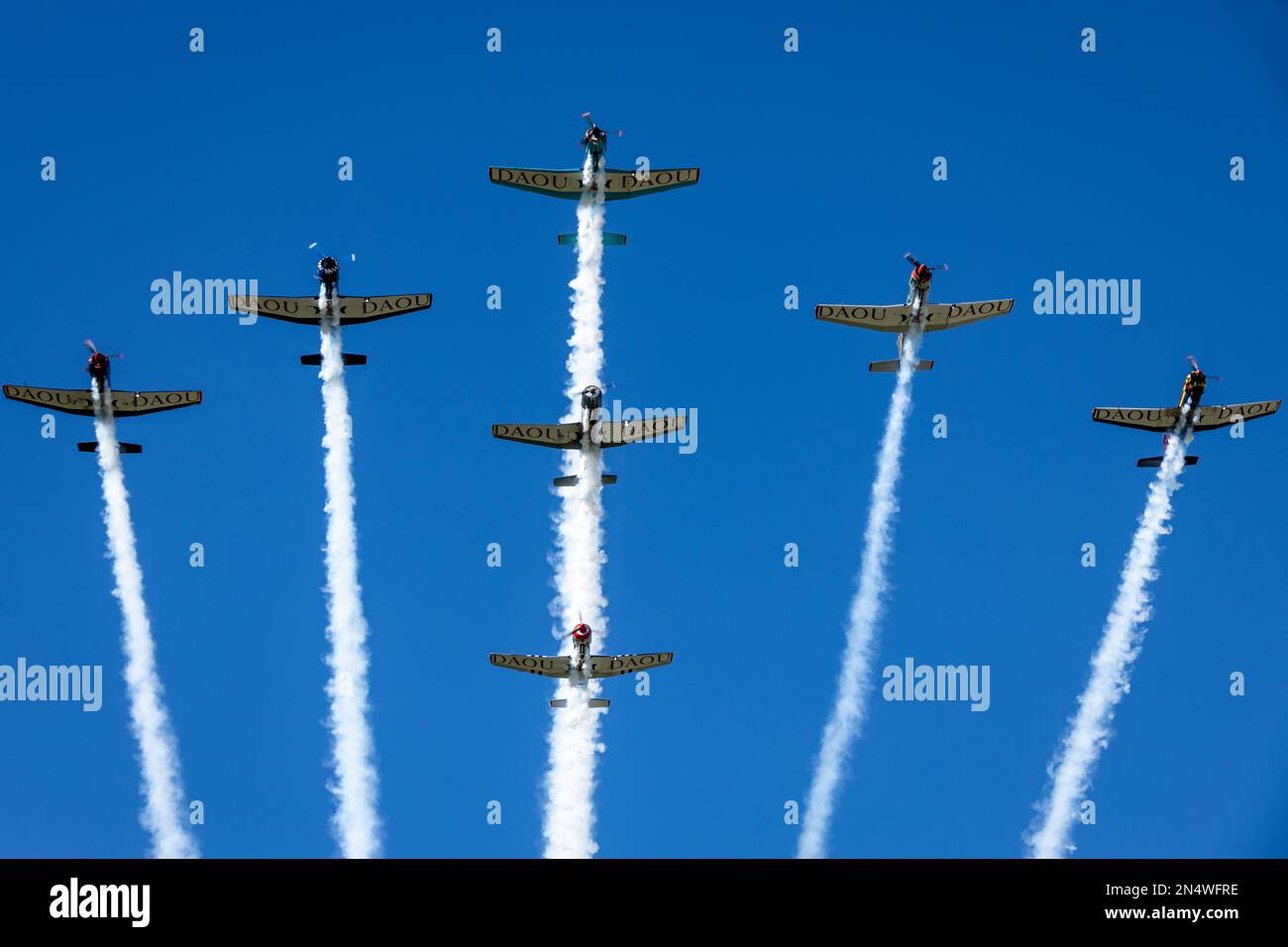 Un gruppo di aerei con lo Squadrone Tiger sorvola il pubblico durante una cerimonia di posa della corona alla Ronald Reagan Presidential Foundation and Library di Simi Valley, California, 6 febbraio 2023. La cerimonia si è tenuta in onore del presidente Reagan come omaggio al suo servizio agli Stati Uniti, e per celebrare quello che sarebbe stato il suo 112th° compleanno. (STATI UNITI Corpo marino foto di Lance CPL. Mhecaela Watts) Foto Stock