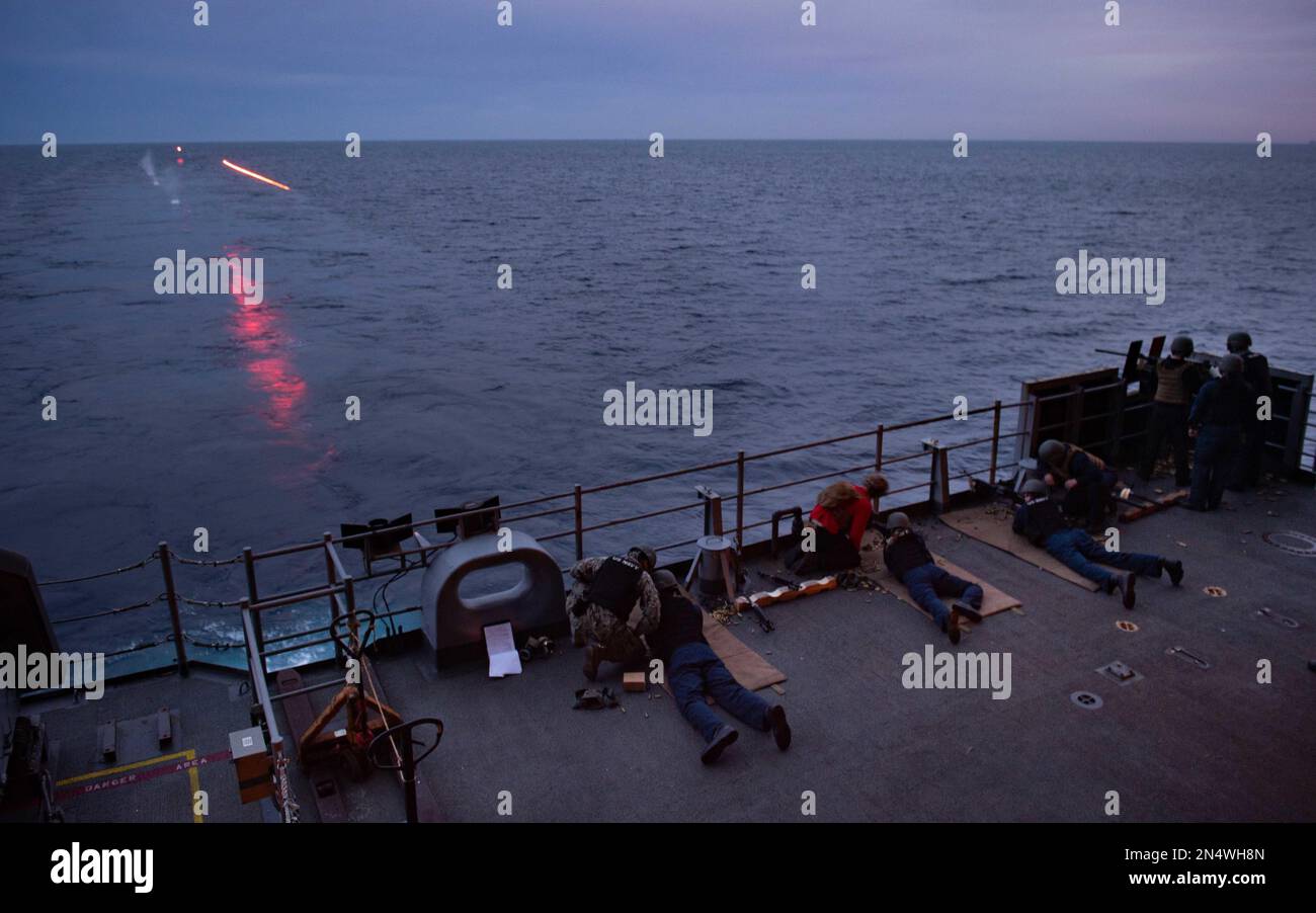 230203-N-TD381-1216 OCEANO PACIFICO (3 febbraio 2023) i marinai assegnati alla portaerei di classe Nimitz USS Carl Vinson (CVN 70) conducono un'esercitazione dal vivo sul fantasma. Vinson sta attualmente conducendo operazioni marittime di routine. (STATI UNITI Foto Navy di Mass Communication Specialist 3rd Classe Isaiah B. Goessl) Foto Stock