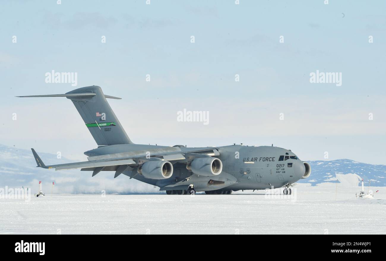 230204-N-NX070-1085 A C-17A Globemaster III del 304th Expeditionary Airlift Squadron atterra a Phoenix Field, una pista di ghiaccio compattata nella stazione McMurdo, Antartide. Joint Task Force-Support Forces Antartica (JTF-SFA) sovrintende alle attività dei servizi congiunti e fornisce supporto al Dipartimento della Difesa alla National Science Foundation (NSF) e al United States Antartic Program (USAP) attraverso l'operazione Deep Freeze. (STATI UNITI Foto Navy di Senior Chief Mass Communication Specialist RJ Stratchko) Foto Stock