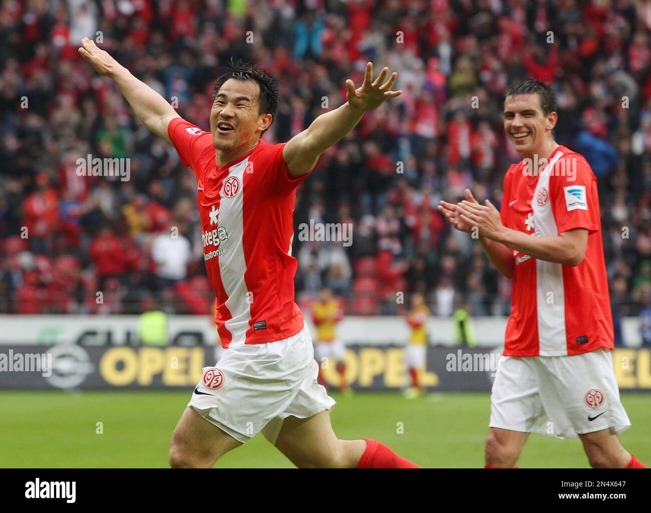 Mainz's Shinji Okazaki of Japan celebrates his side's third goal during a German Bundesliga soccer match between FSV Mainz 05 and Hamburger SV in Mainz, Germany, Saturday, May 10, 2014. (AP Photo/Michael Probst) Foto Stock