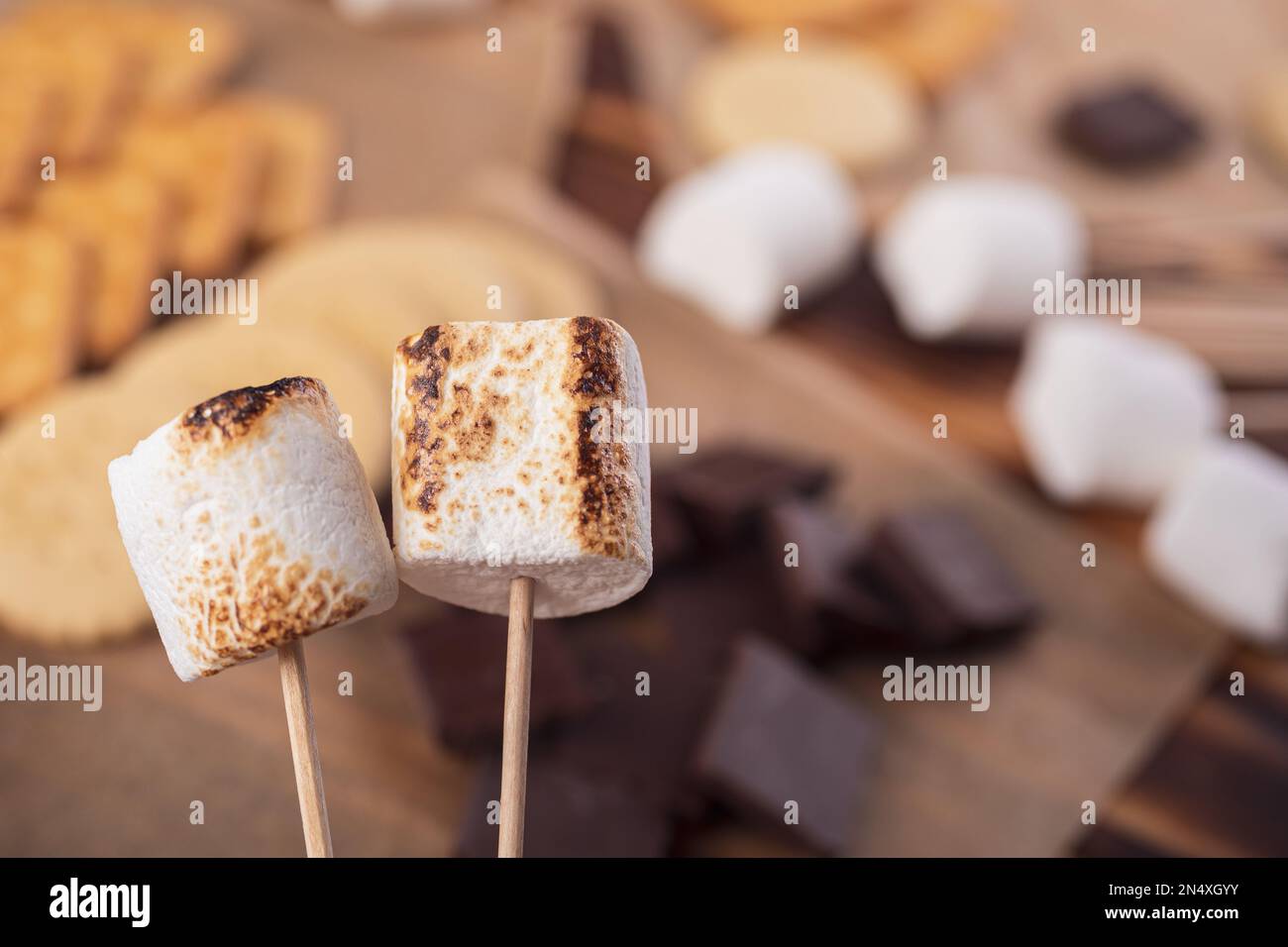 marshmallows, cioccolato e biscotti per fare la spoliatura su fondo marrone. vista dall'alto. spazio di copia Foto Stock