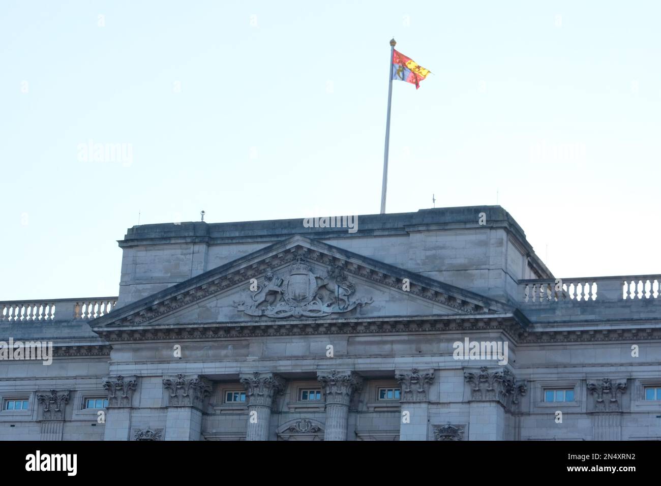 Il Royal Standard vola sopra Buckingham Palace, indicando che il re Carlo III è in residenza. Ospitava il leader ucraino Volodymyr Zylenskyy. Foto Stock