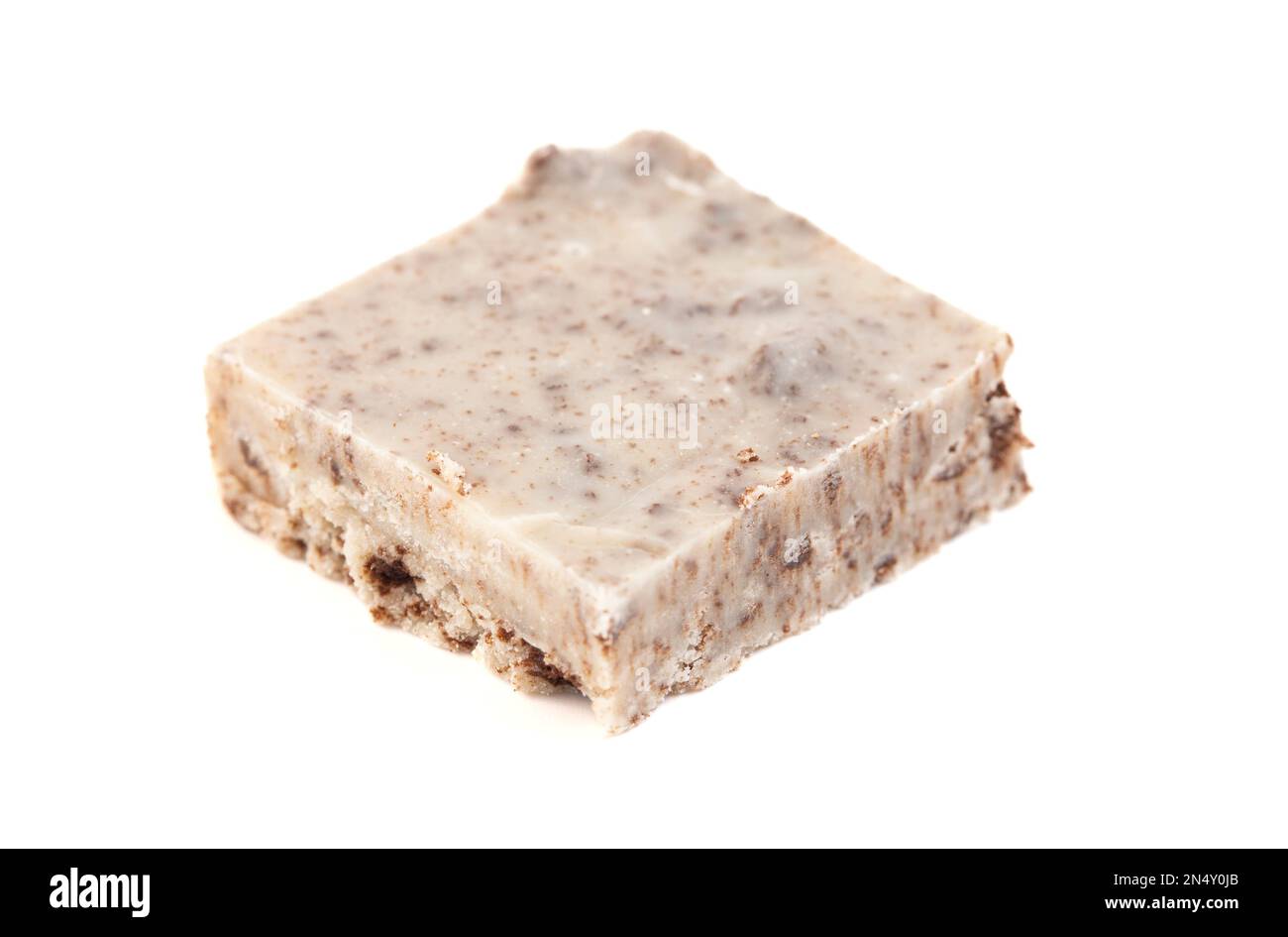 Pezzo di biscotti e crema Fudge isolato su uno sfondo bianco Foto Stock