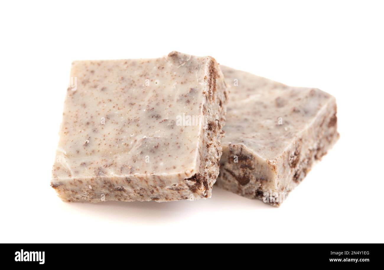 Pezzo di biscotti e crema Fudge isolato su uno sfondo bianco Foto Stock