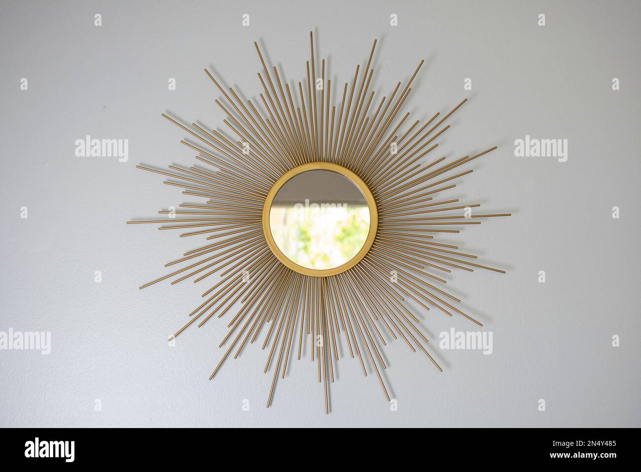 Forma solare a specchio boho. Specchio a forma di sole all'interno Foto Stock