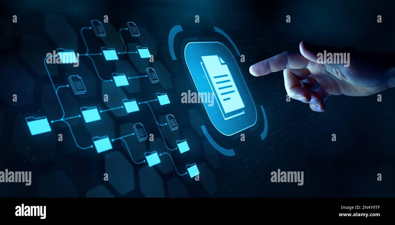 Sistema di gestione dei documenti (DMS) e tecnologia di automazione dei processi aziendali. Toccare con il dito l'icona del documento sullo schermo virtuale. Archiviazione e archiviazione dei file Foto Stock
