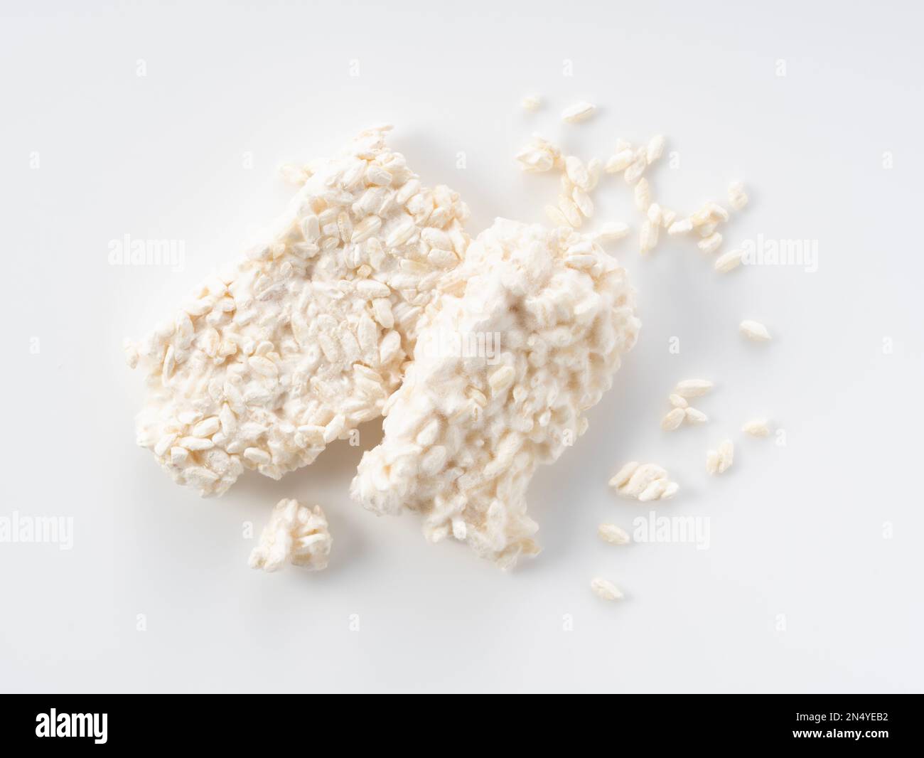 Malto di riso posto su uno sfondo bianco. Muffa di koji. Il koji è riso fermentato. Una vista direttamente dall'alto. Foto Stock