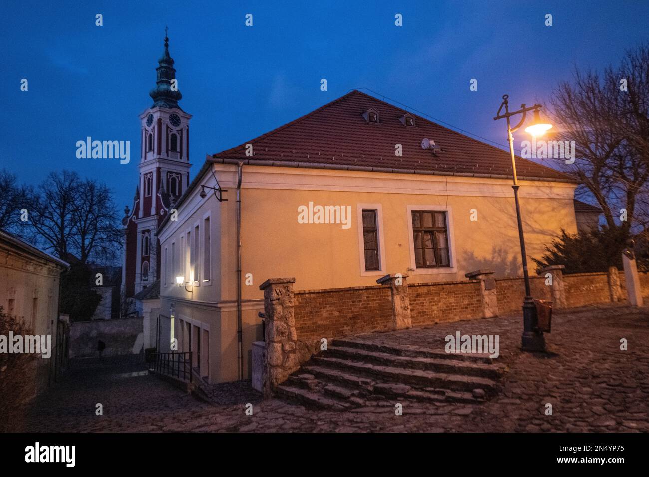 Szentendre: Templom ter e Chiesa ortodossa serba. Ungheria Foto Stock