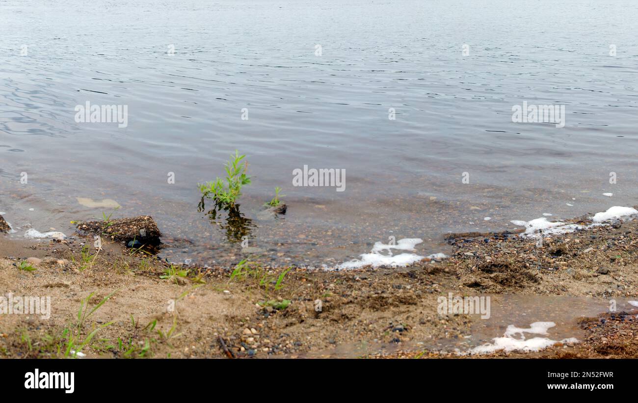 Panorama pietra le rive del fiume Nord con rocce erba e onde schiumose. Foto Stock