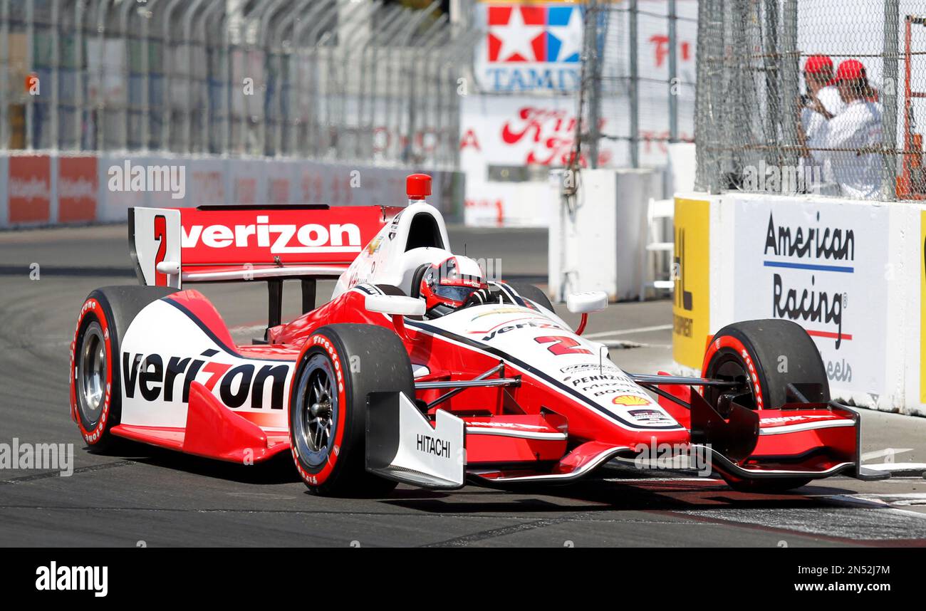 Juan Pablo Montoya (2), of Colombia drives through a turn during qualifying for the IndyCar Grand Prix of Long Beach auto race on Saturday, April 12, 2014, in Long Beach, Calif. (AP Photo/Alex Gallardo) Foto Stock