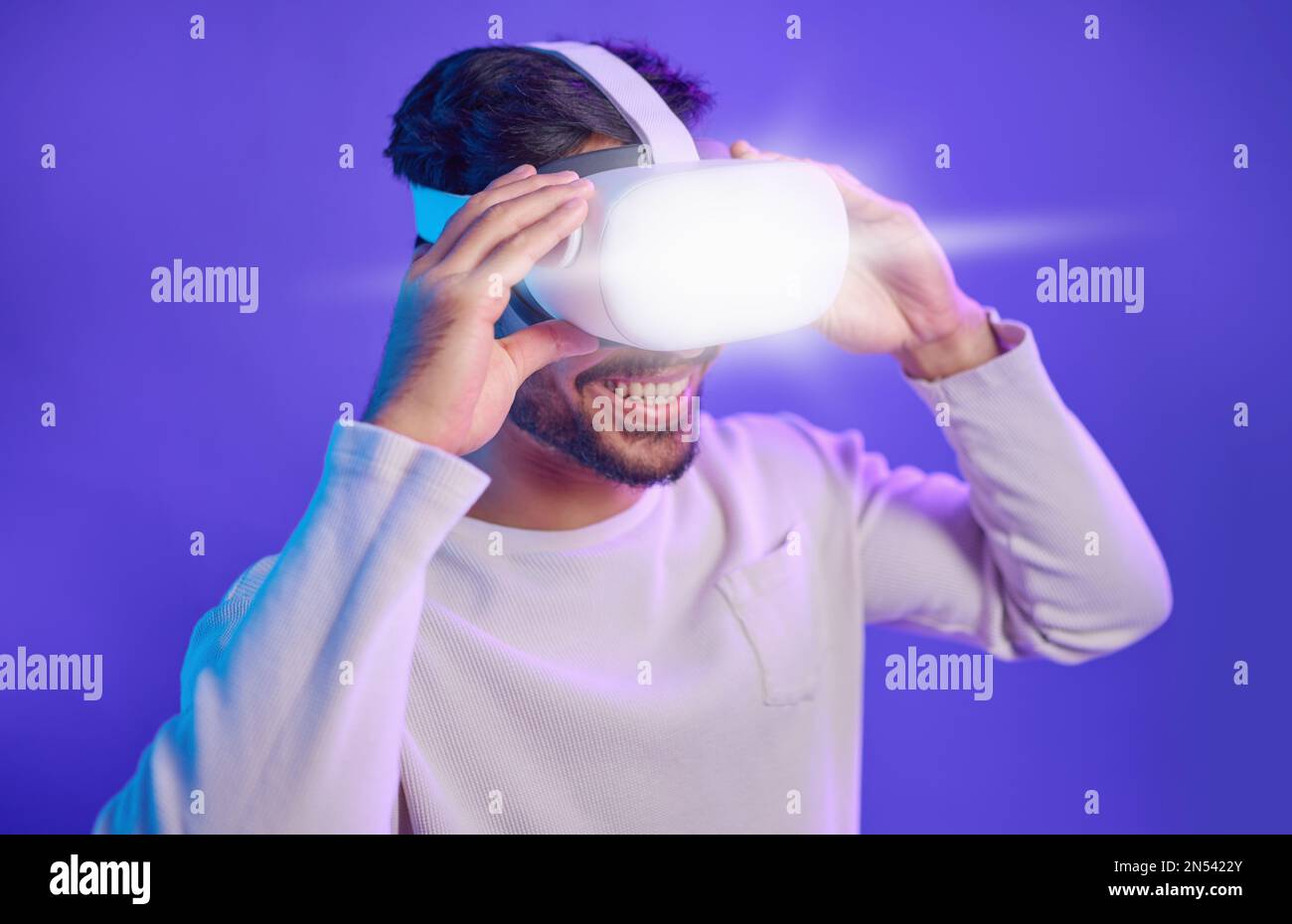 Il futuro dell'ai, uomo con visore vr e trasformazione digitale per un'esperienza metaversica nella tecnologia. Persona che trasmette in streaming la simulazione della realtà aumentata Foto Stock