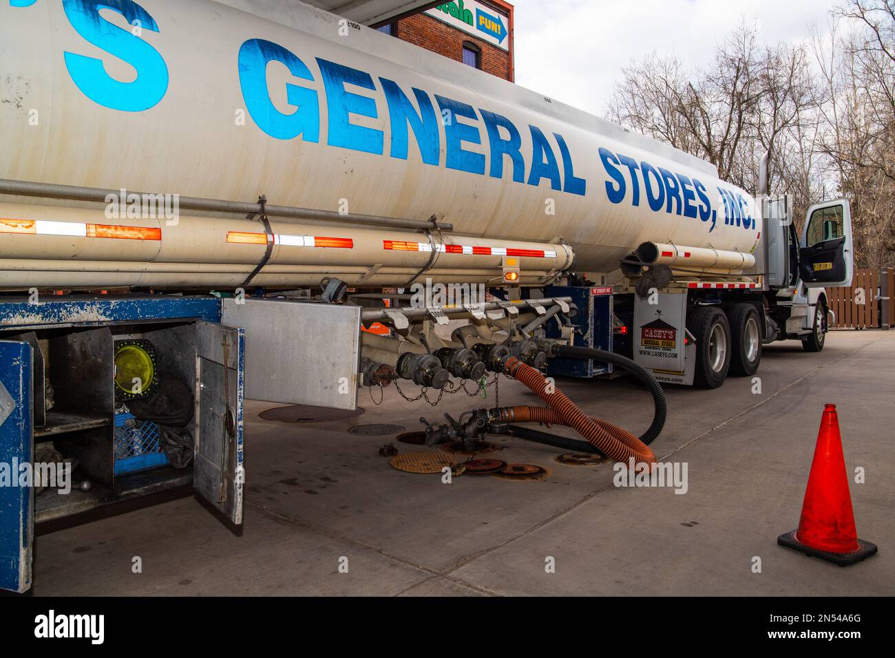 Consegna di gas al Casey's General Store che mostra come viene pompato nei serbatoi di gas sotterranei a Taylors Falls, Minnesota USA. Foto Stock