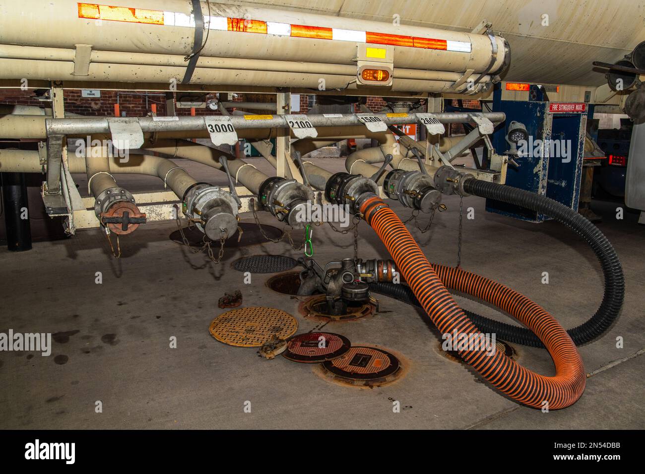 Consegna di gas e diesel da una petroliera a una stazione di servizio Casey's General Store in un giorno di primavera a Taylors Falls, Minnesota USA. Foto Stock