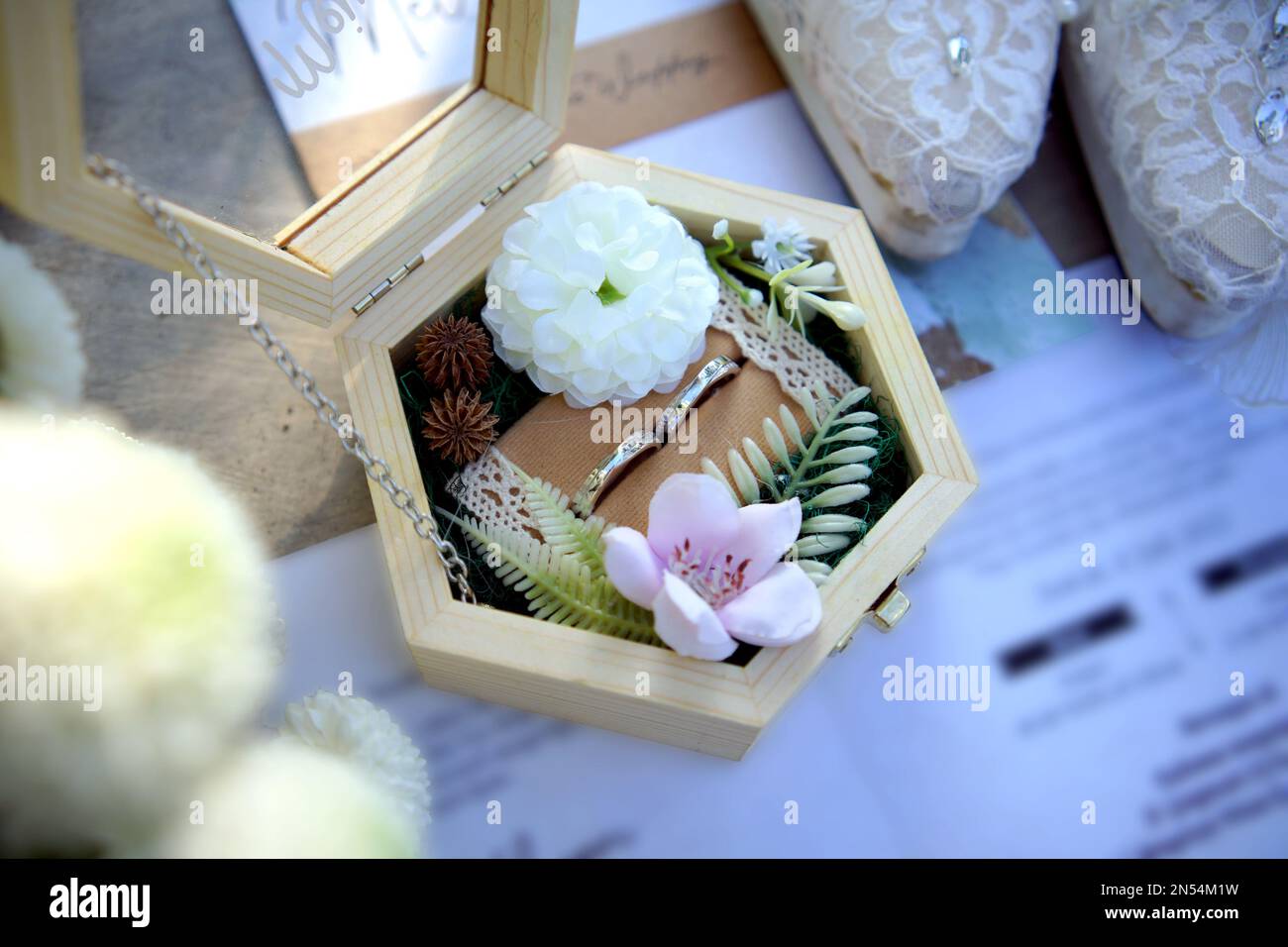 Omaggio anello di nozze per sposa e groom Foto Stock