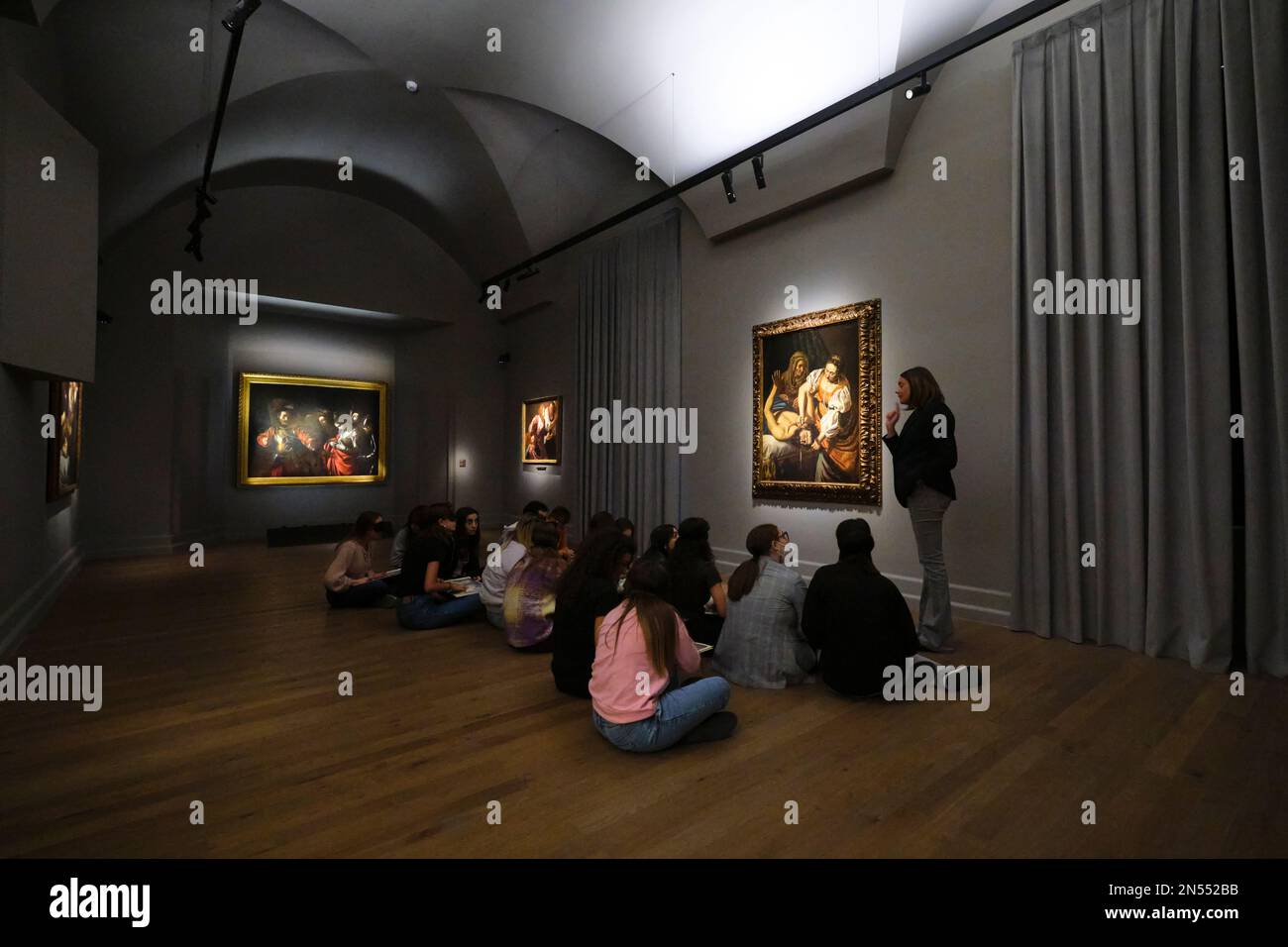 Gli studenti si siedono sul pavimento, studiando Judith Beheading Holofernes, dell'artista Louis Finson, da un originale di Caravaggio. Ultimo dipinto di Caravaggio, M. Foto Stock