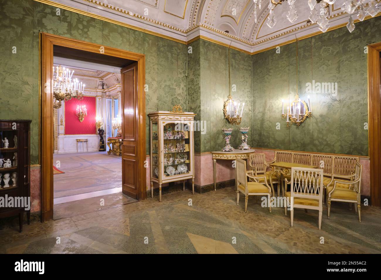 Piccolo salotto d'epoca con carta da parati verde chiaro. Presso il Museo della Mansion, Museo Pignatelli a Napoli, Napoli, Italia. Foto Stock