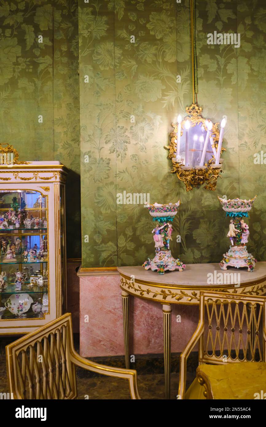 Piccolo salotto d'epoca con carta da parati verde chiaro. Presso il Museo della Mansion, Museo Pignatelli a Napoli, Napoli, Italia. Foto Stock
