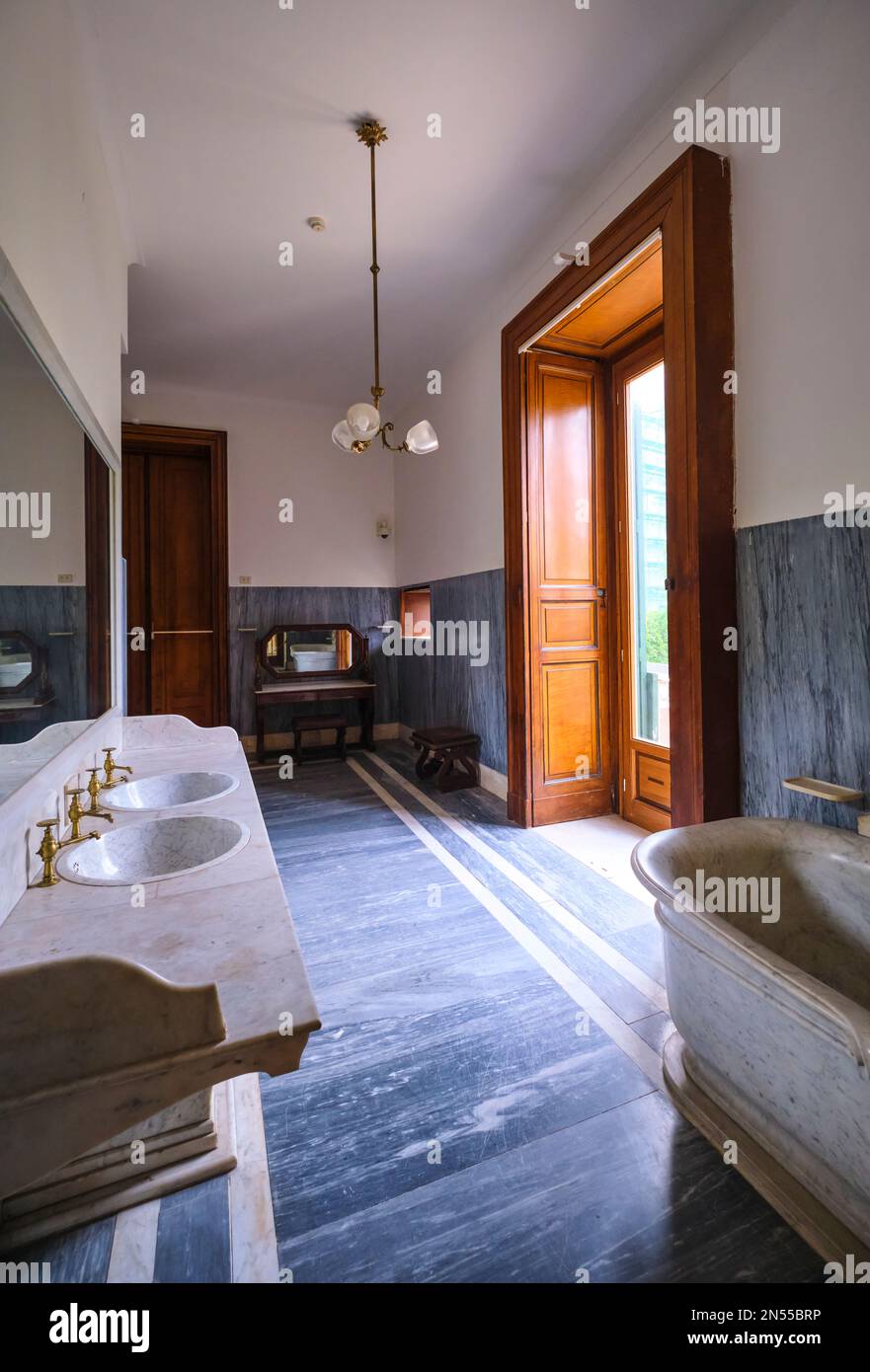 Un grande bagno al piano superiore con grande vasca e doppio lavabo, pavimento in marmo. Presso il museo del palazzo, Museo Pignatelli a Napoli, Napoli, Italia, Ital Foto Stock