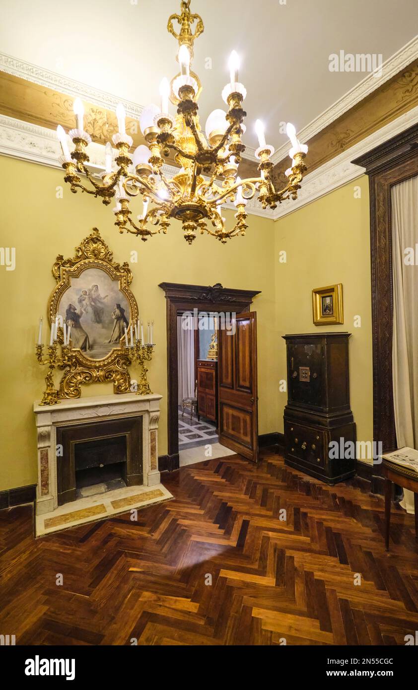 Camino, pavimento in legno e pittori gialli in una piccola sala al piano superiore. Presso il Museo della Mansion, Museo Pignatelli a Napoli, Napoli, Italia. Foto Stock