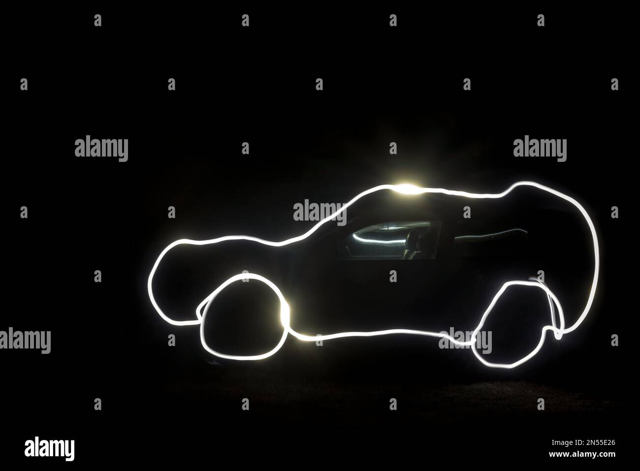 Tecnologia a luce dipinta foto a luce libera del corpo del SUV e degli interni della notte scura. Foto Stock
