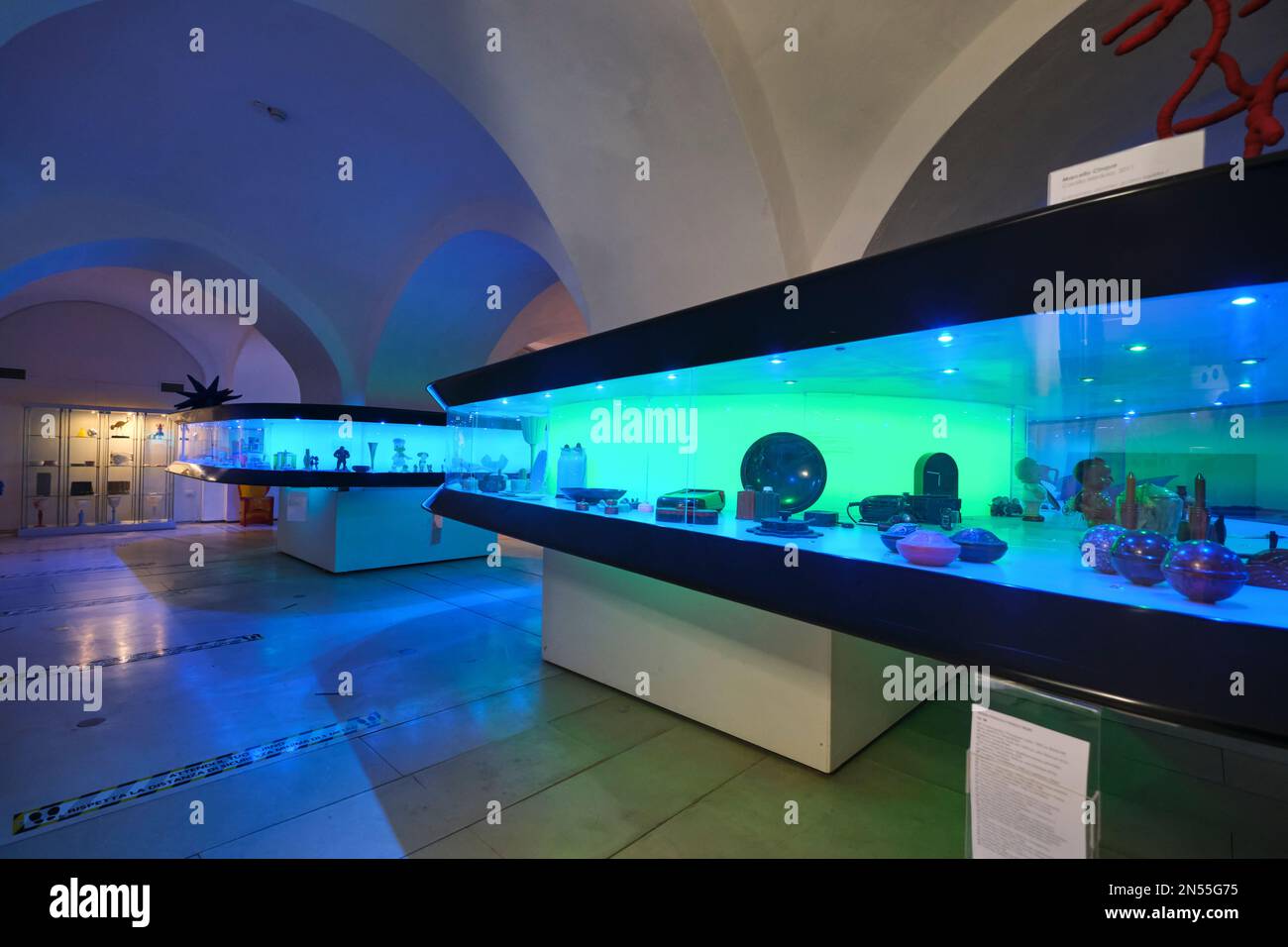 Cassa curva riempita con interessanti oggetti plastici di valore storico. Al Plart, Museo di Storia della plastica a Napoli, Napoli, Italia. Foto Stock