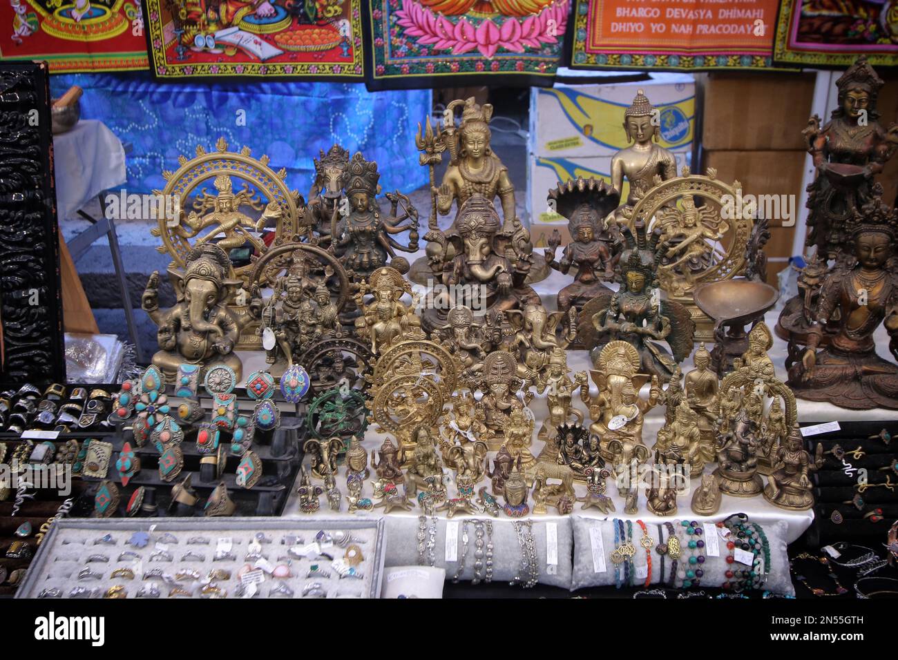 Souvenir indiani in un mercato tradizionale Foto Stock