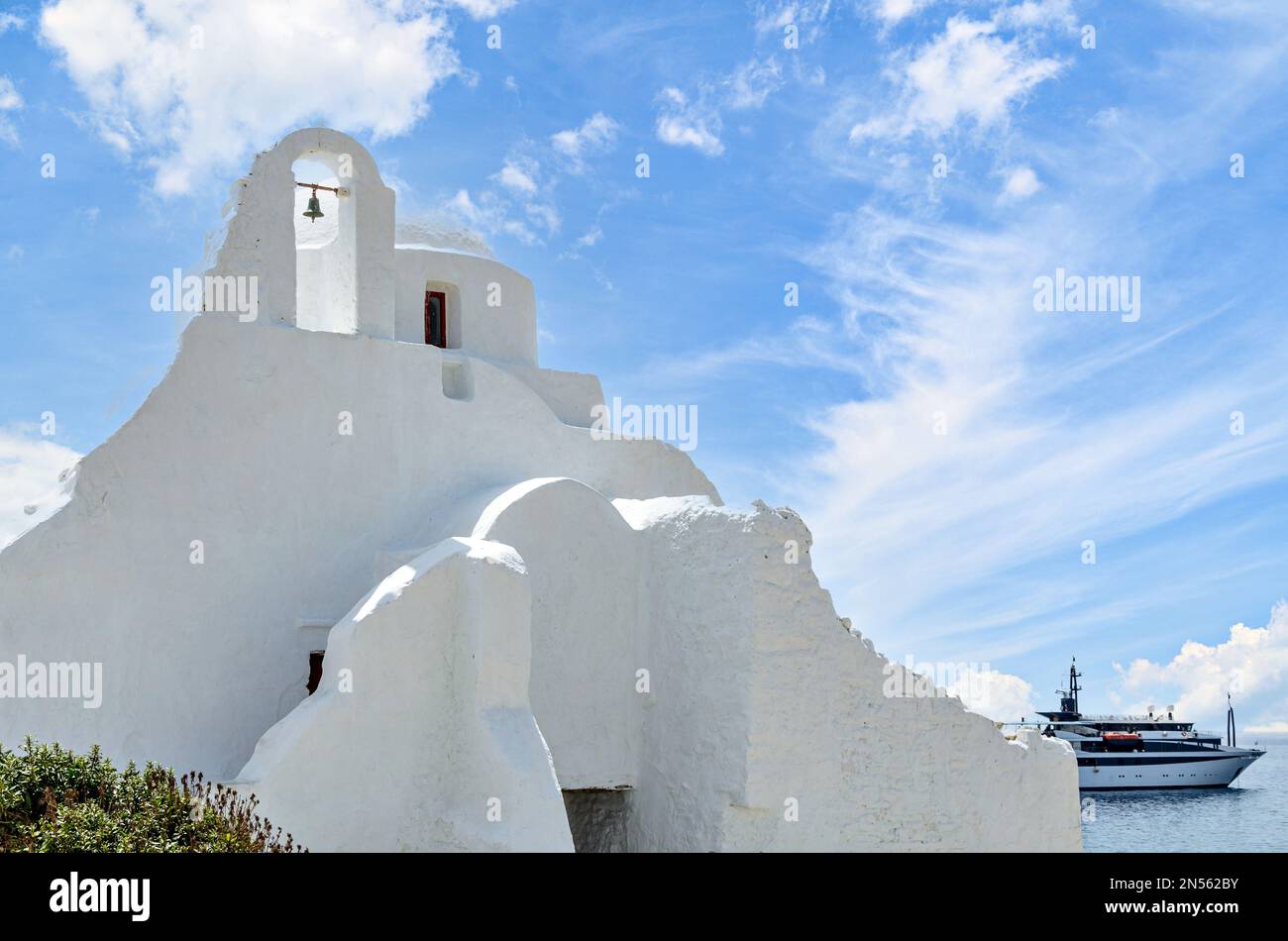 Myconos, vista sulle case bianche con le loro strade acciottolate. Villaggio bagnata dal Mar Egeo meridionale, nelle Cicladi, Grecia Foto Stock