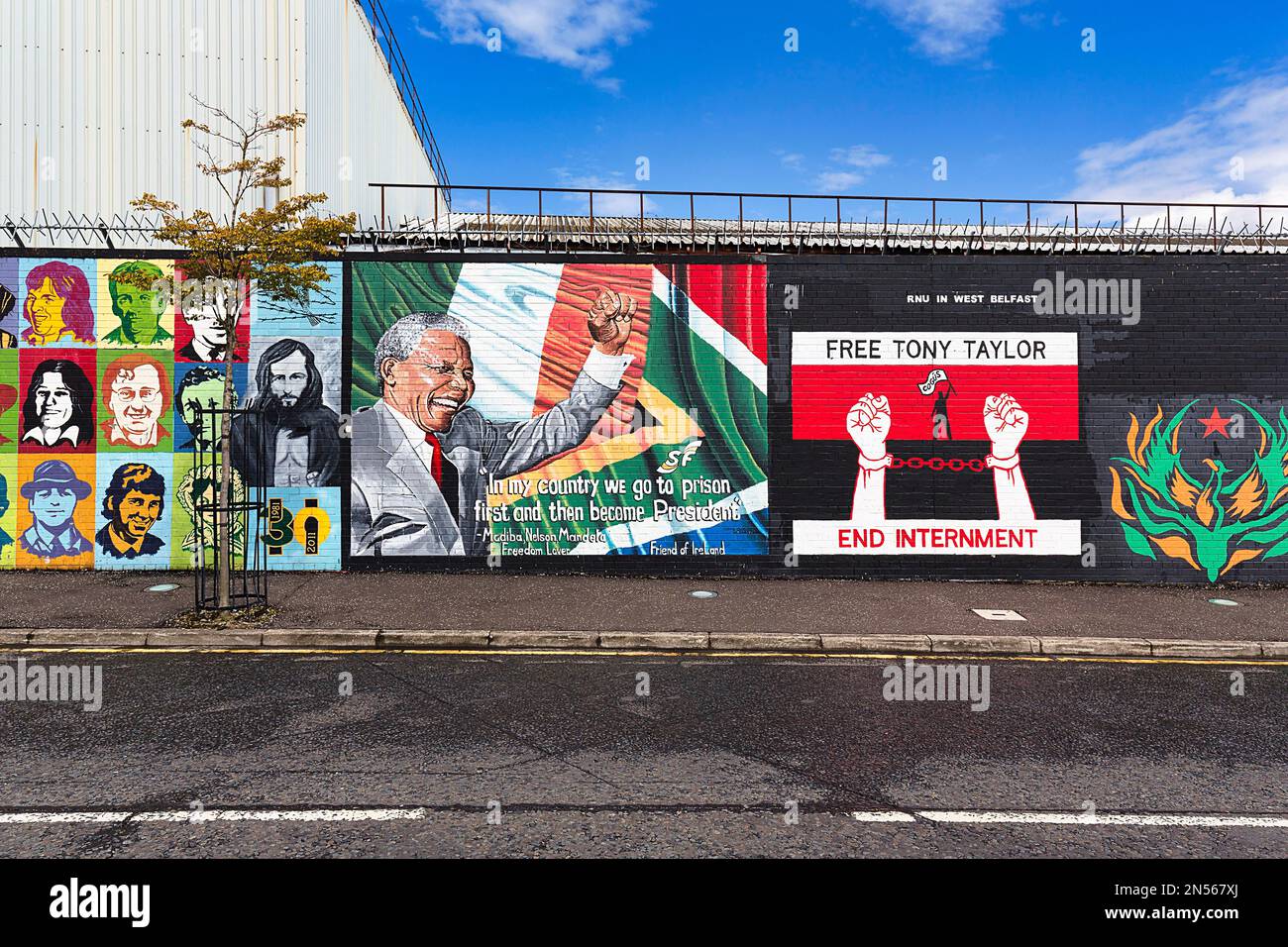 Murale, graffiti politici sul muro, rivoluzionari irlandesi e Nelson Mandela, West Belfast, Belfast, County Antrim, Irlanda del Nord, Gran Bretagna Foto Stock