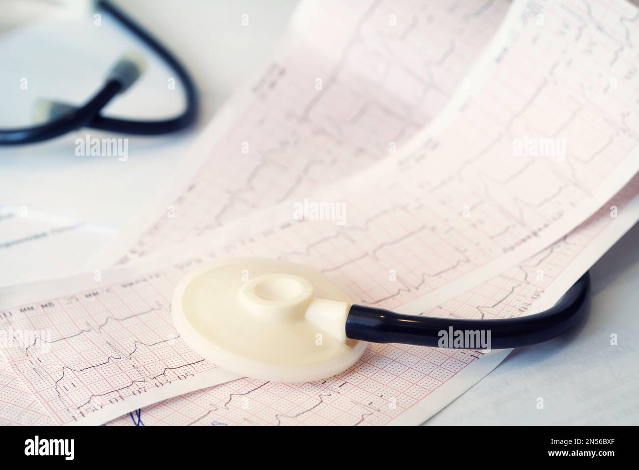 Cardiogramma con stetoscopio sul tavolo, primo piano. Il concetto di malattie cardiache e di prevenzione degli attacchi di cuore. Foto Stock