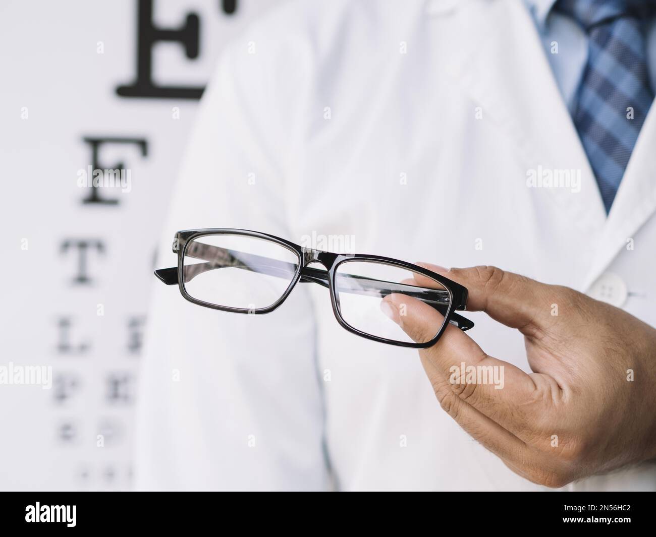 medico maschile che tiene coppia occhiali le sue mani. Risoluzione e foto di alta qualità Foto Stock