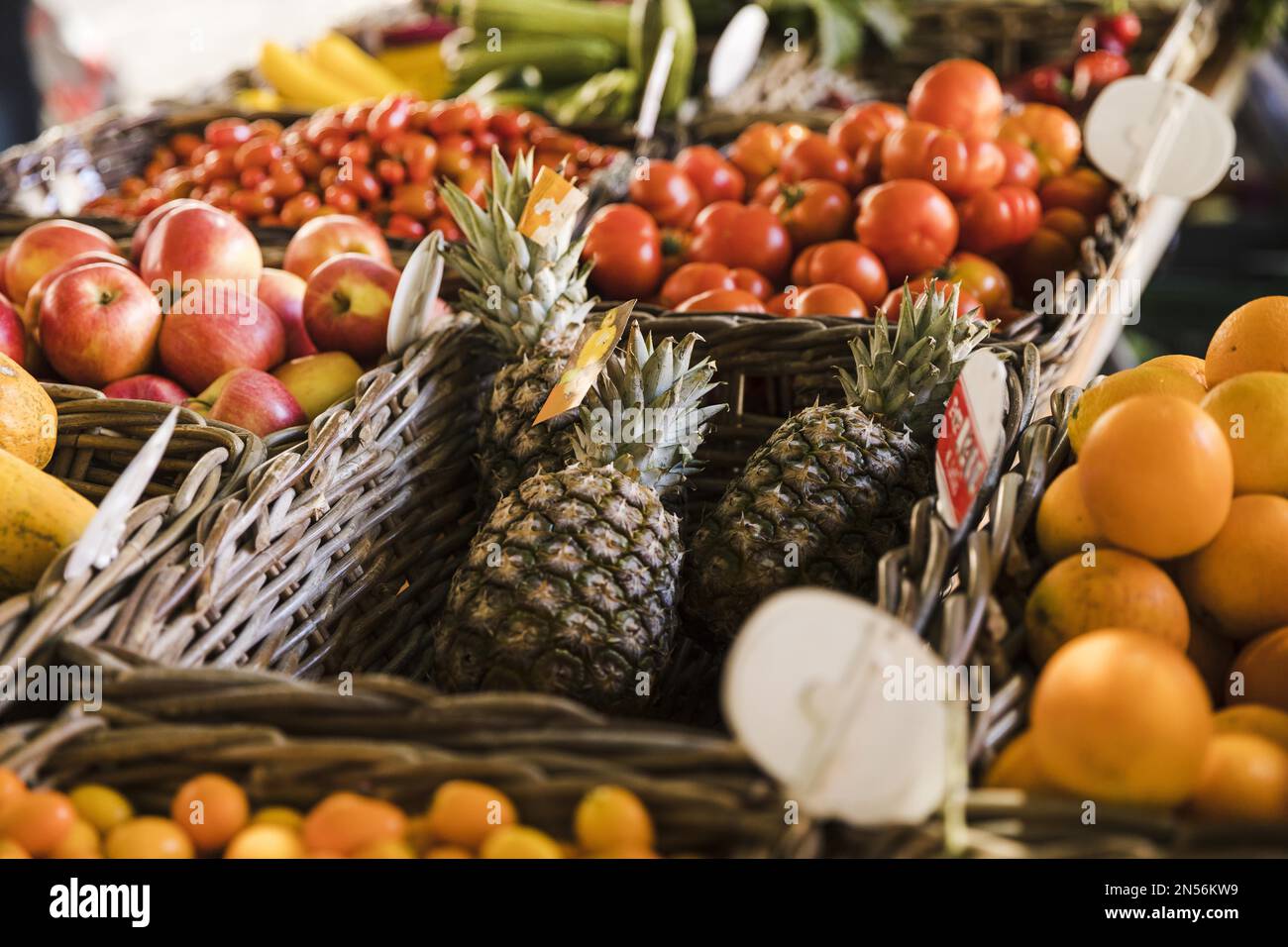 variazione mercato cesto di frutta vimini. Risoluzione e foto di alta qualità Foto Stock