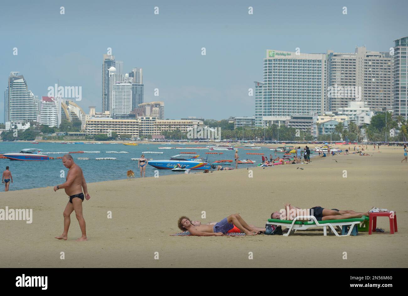 I turisti a prendere il sole sulla spiaggia di Pattaya Thailandia Foto Stock